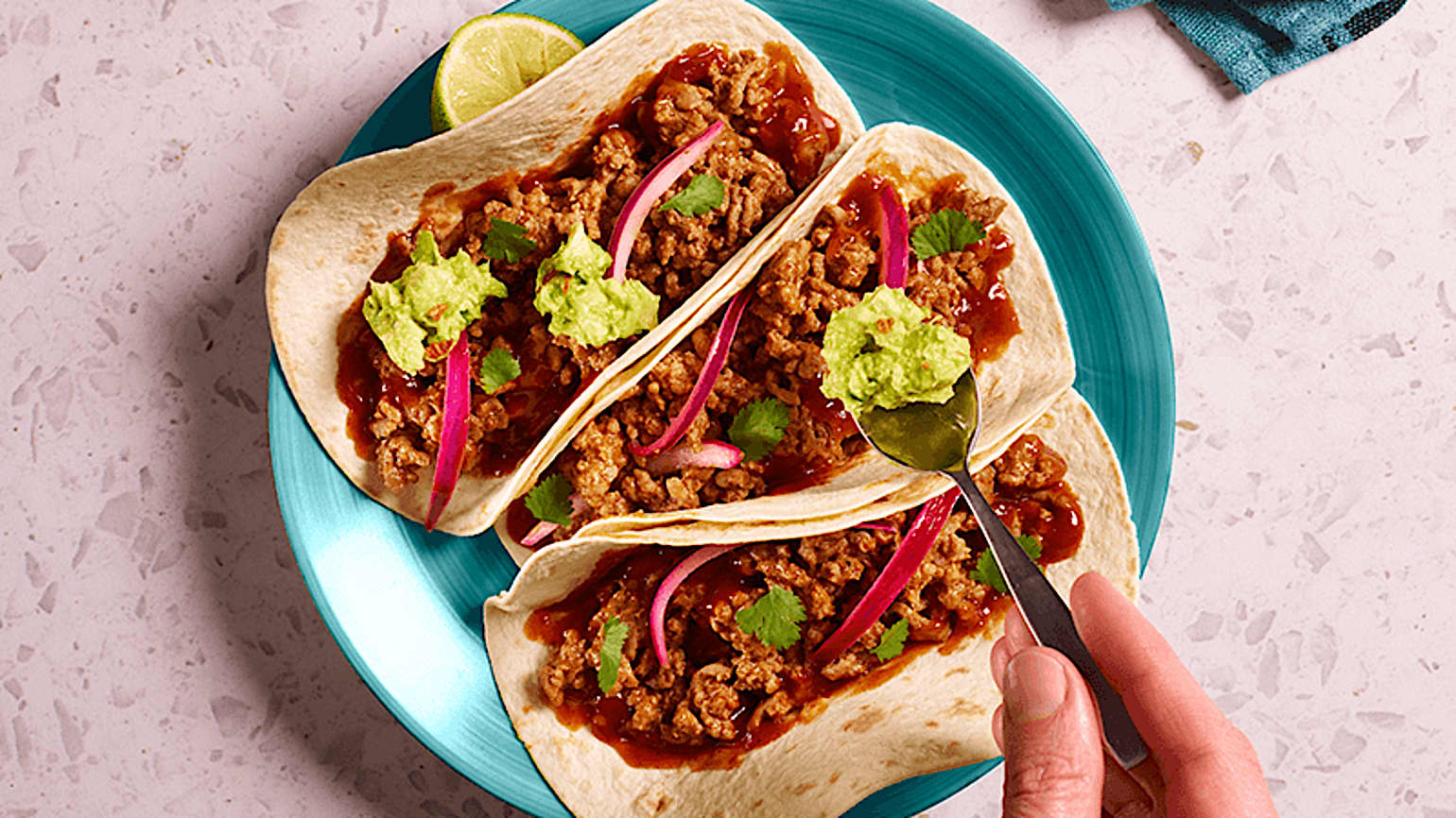 délicieux tacos barbacoa street vibes servis sur une assiette bleue